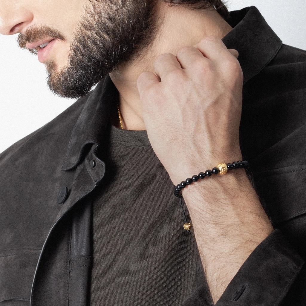 Pulsera con piedras naturales de 8mm, con cuenta central con mantras en baño de oro 22K - Joyería y bisutería fina
