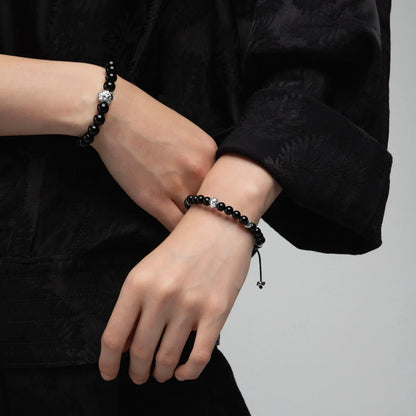 Pulsera con piedras naturales de 8mm, con cuenta central con mantras en baño de rodio - Joyería y bisutería fina