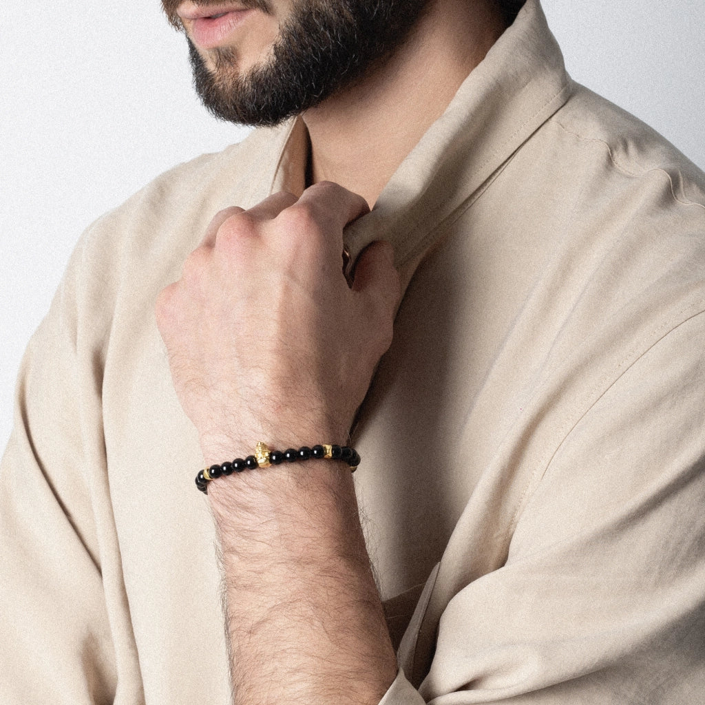 Pulsera ajustable con hilo de seda, piedras 6mm, placa insignia, semillas y calavera en baño de oro de 22K - Joyería y bisutería fina