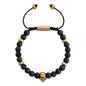 Pulsera ajustable con hilo de seda, piedras 6mm, placa insignia, semillas y calavera en baño de oro de 22K - Joyería y bisutería fina