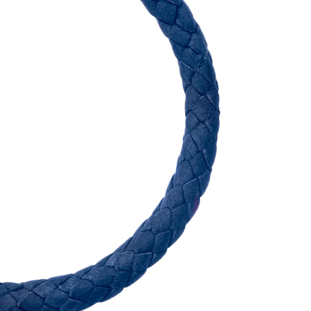 Pulsera de piel natural de borrego trenzada, con detalles en terminado de acero, con placa insignia en baño de rodio - Joyería y bisutería fina