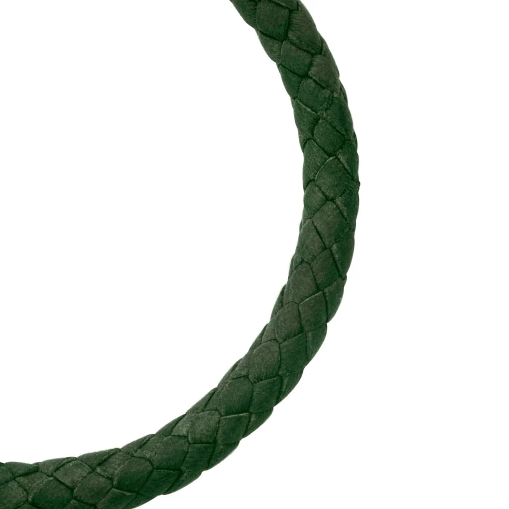 Pulsera de piel natural de borrego trenzada, con detalles en terminado de acero, con placa insignia en baño de rodio - Joyería y bisutería fina