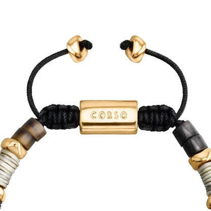 Pulsera ajustable con hilo de seda, conchas filipinas de distintos tonos, con placa con insignia Corso y semillas en baño de oro de 22K - Joyería y bisutería fina
