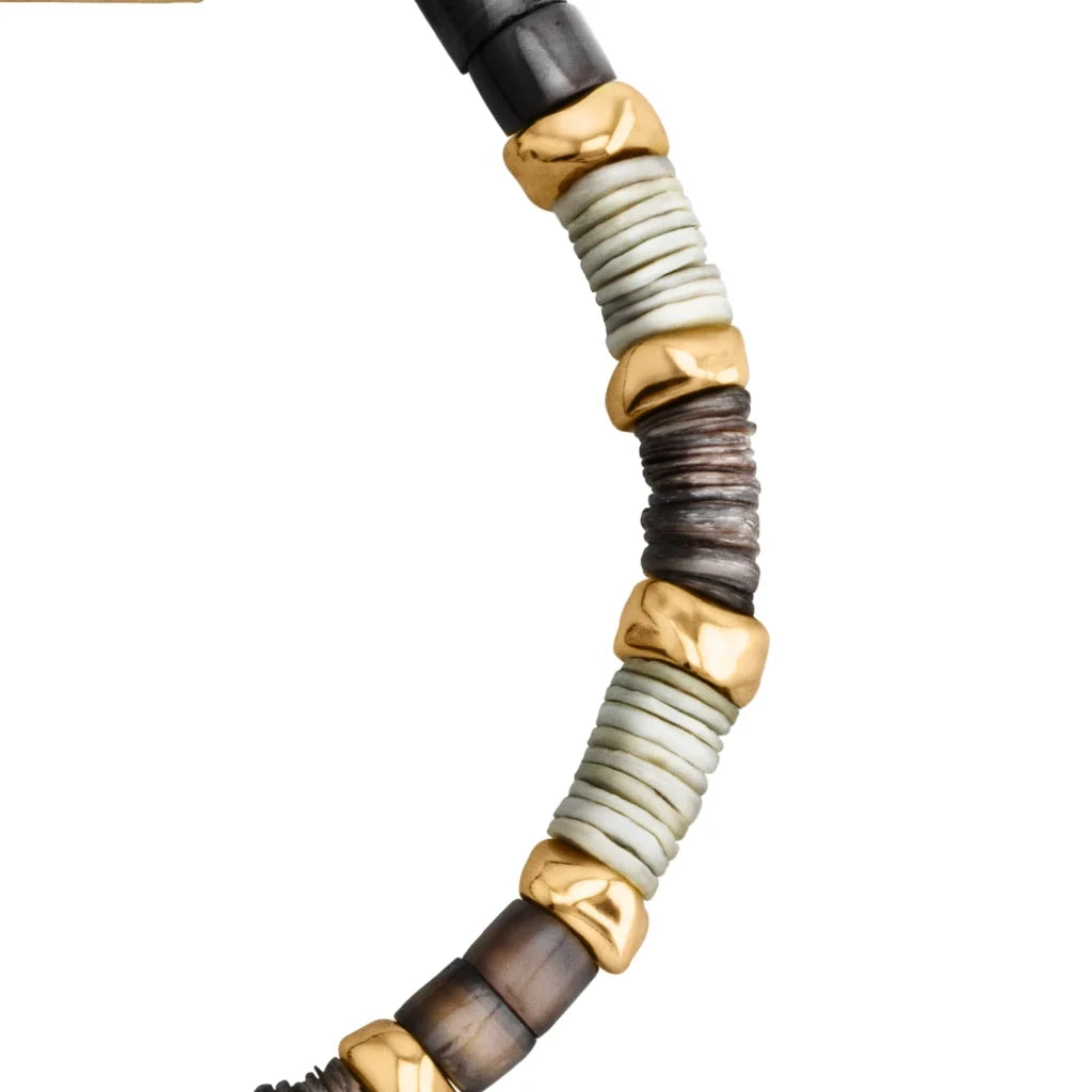 Pulsera ajustable con hilo de seda, conchas filipinas de distintos tonos, con placa con insignia Corso y semillas en baño de oro de 22K - Joyería y bisutería fina