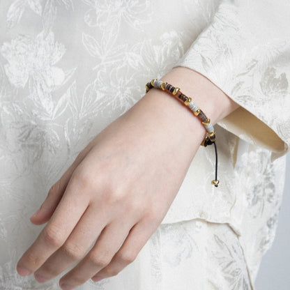Pulsera ajustable con hilo de seda, conchas filipinas de distintos tonos, con placa con insignia Corso y semillas en baño de oro de 22K - Joyería y bisutería fina