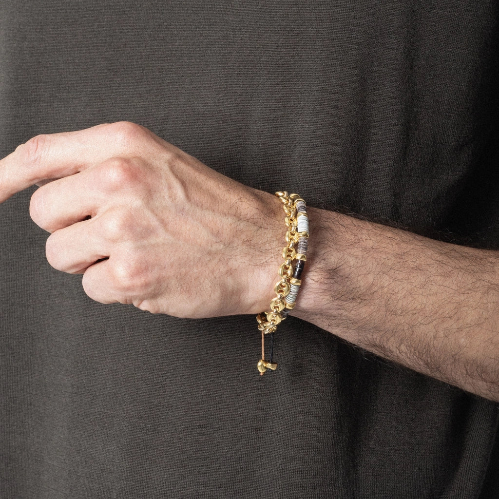 Pulsera ajustable con hilo de seda, conchas filipinas de distintos tonos, con placa con insignia Corso y semillas en baño de oro de 22K - Joyería y bisutería fina