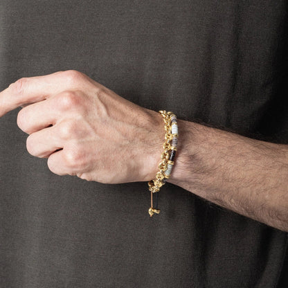 Pulsera ajustable con hilo de seda, conchas filipinas de distintos tonos, con placa con insignia Corso y semillas en baño de oro de 22K - Joyería y bisutería fina