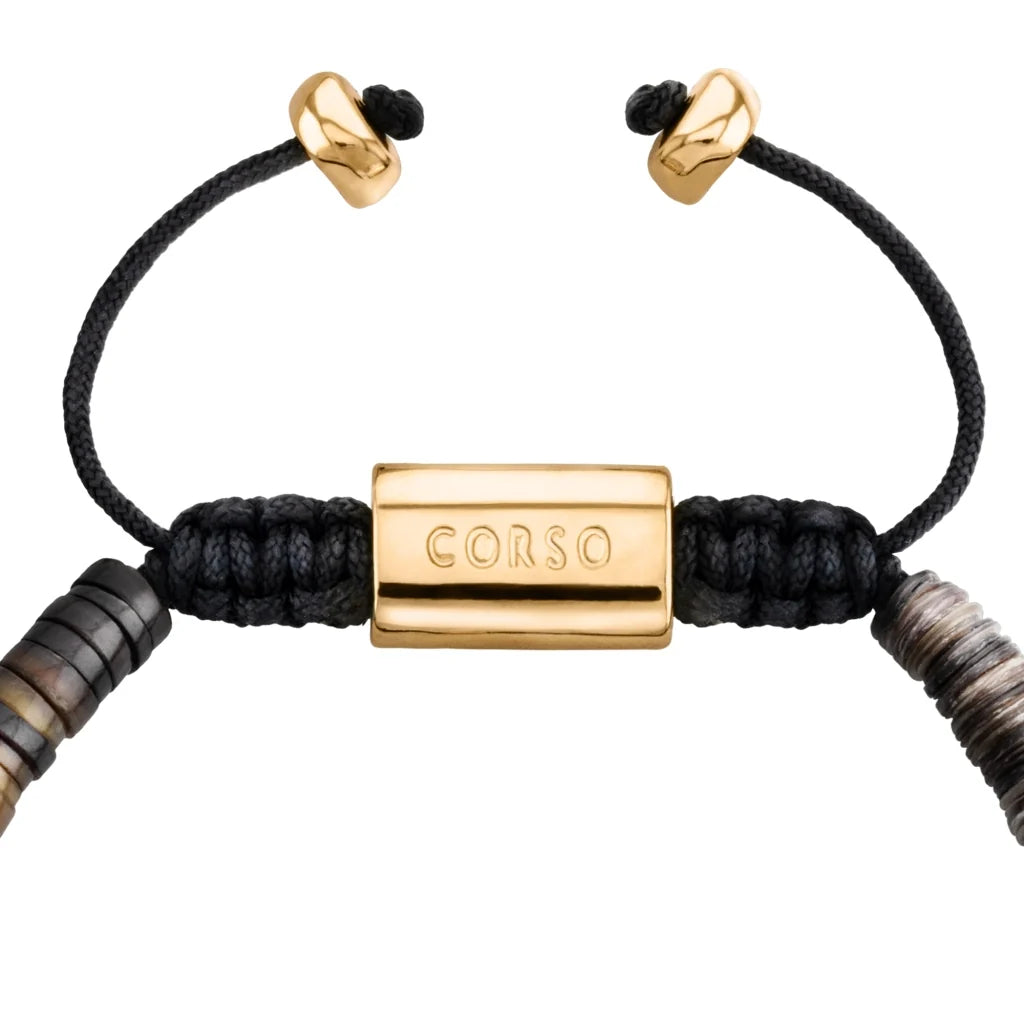 Pulsera ajustable con conchas filipinas café, con placa insignia, semillas y mantra en baño de oro 22K