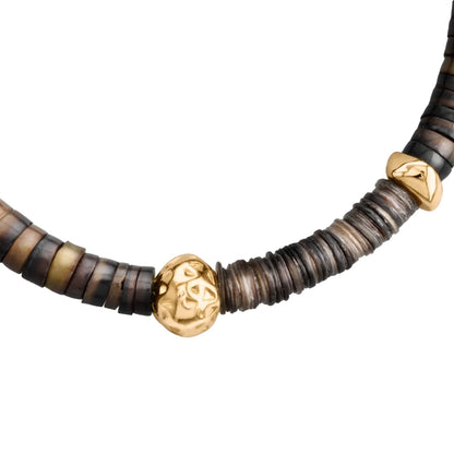 Pulsera ajustable con conchas filipinas café, con placa insignia, semillas y mantra en baño de oro 22K