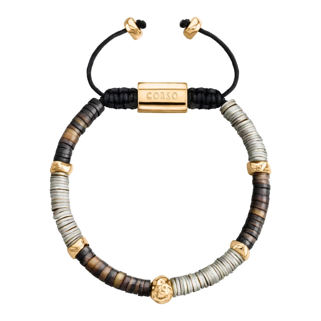 Pulsera ajustable con conchas filipinas en distintos tonos, con placa insignia, semillas y mantra en baño de oro 22K