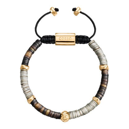 Pulsera ajustable con conchas filipinas en distintos tonos, con placa insignia, semillas y mantra en baño de oro 22K
