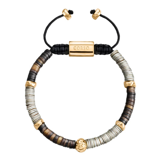 Pulsera ajustable con conchas filipinas en distintos tonos, con placa insignia, semillas y mantra en baño de oro 22K