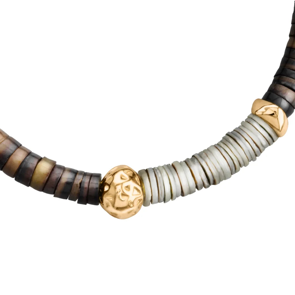 Pulsera ajustable con conchas filipinas en distintos tonos, con placa insignia, semillas y mantra en baño de oro 22K