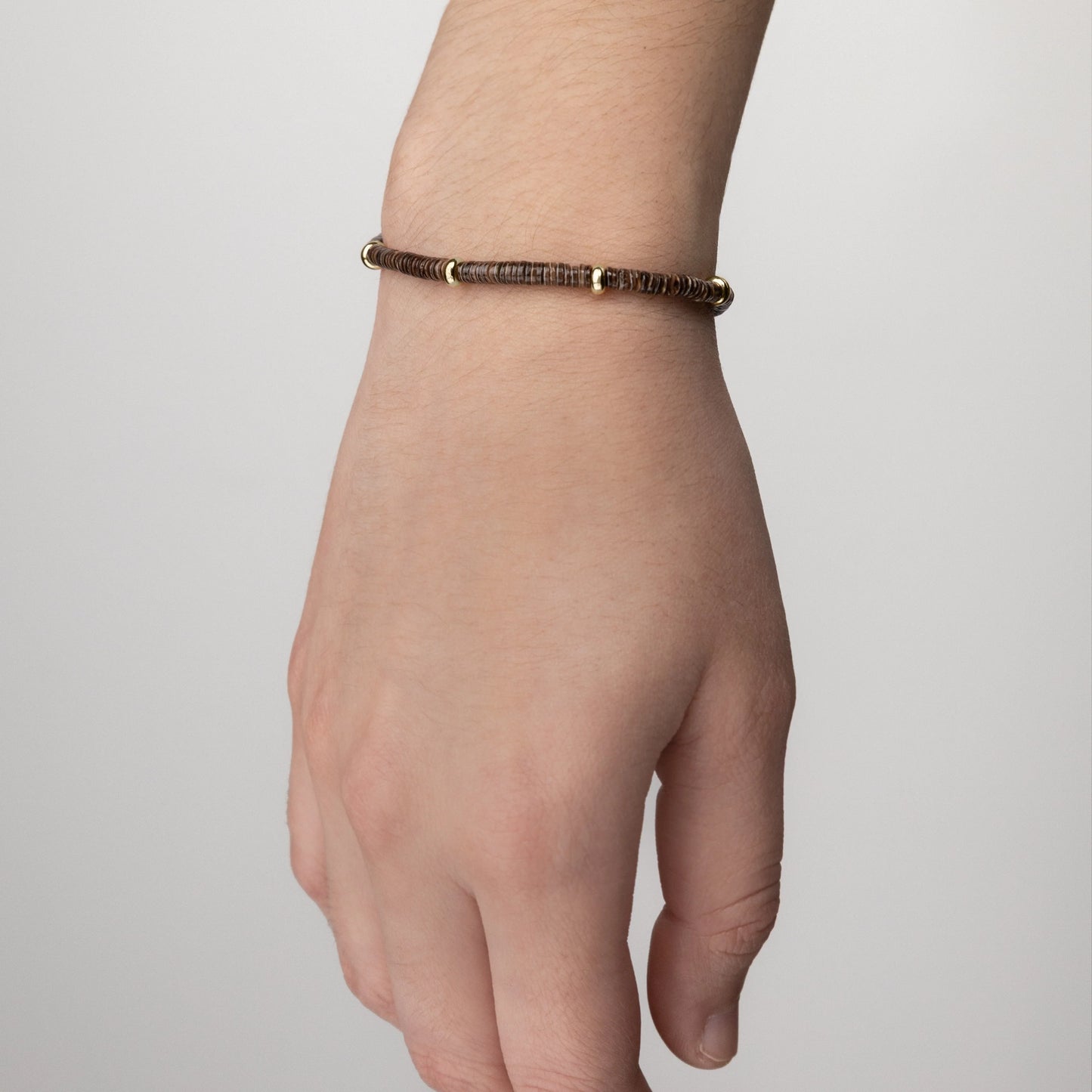 Pulsera en baño de Oro 22K, Conchas filipinas talladas a mano de 3mm - Joyería y bisutería fina