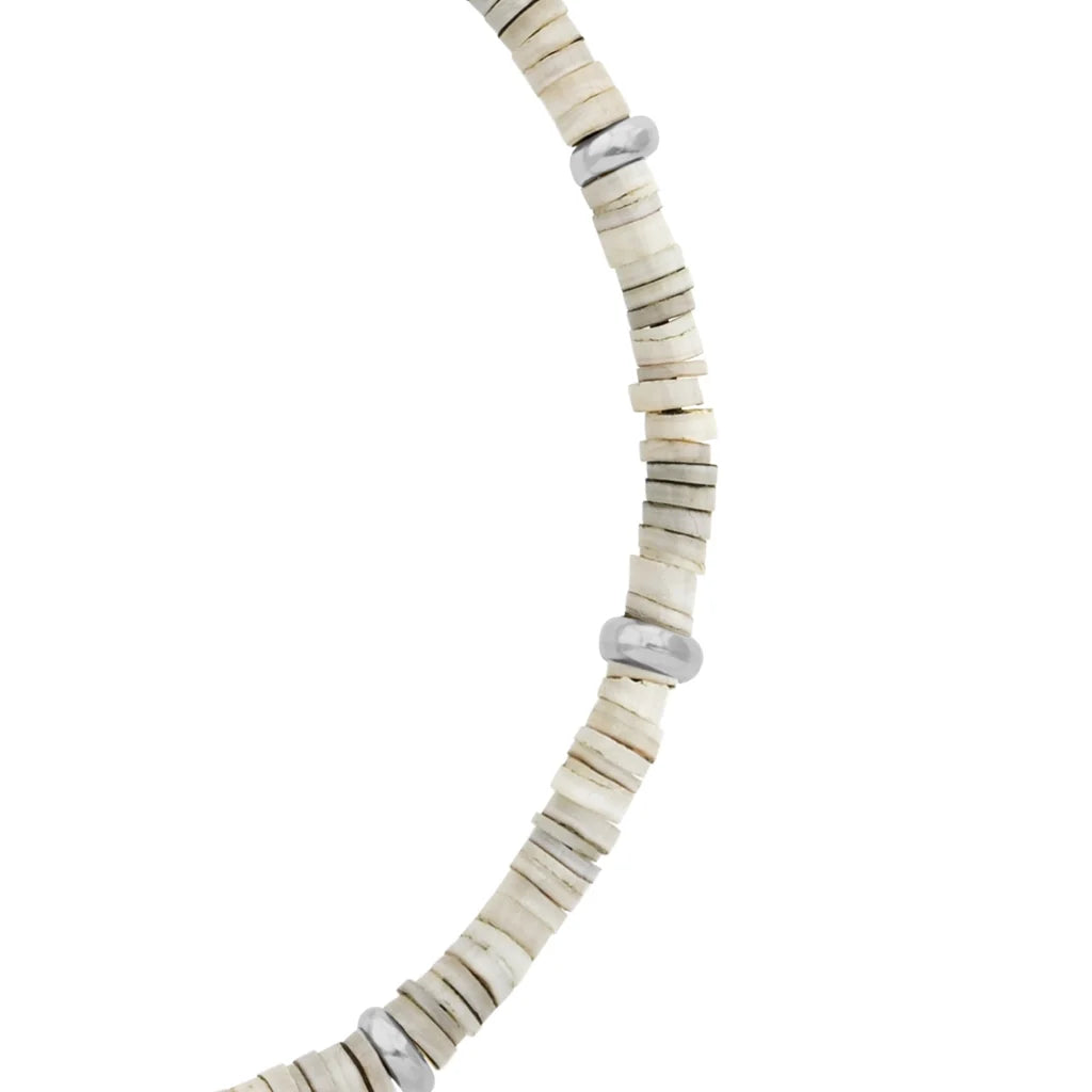 Pulsera ajustable con placa insignia corso y donas en baño de rodio, con conchas filipinas de 3mm - Joyería y bisutería fina