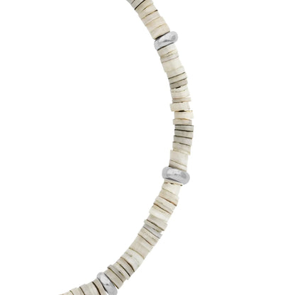 Pulsera ajustable con placa insignia corso y donas en baño de rodio, con conchas filipinas de 3mm - Joyería y bisutería fina