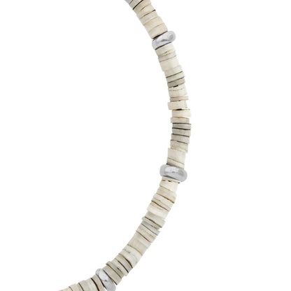 Pulsera ajustable con placa insignia corso y donas en baño de rodio, con conchas filipinas de 3mm - Joyería y bisutería fina