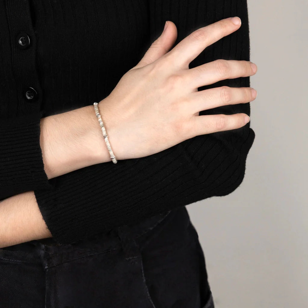 Pulsera ajustable con placa insignia corso y donas en baño de rodio, con conchas filipinas de 3mm - Joyería y bisutería fina