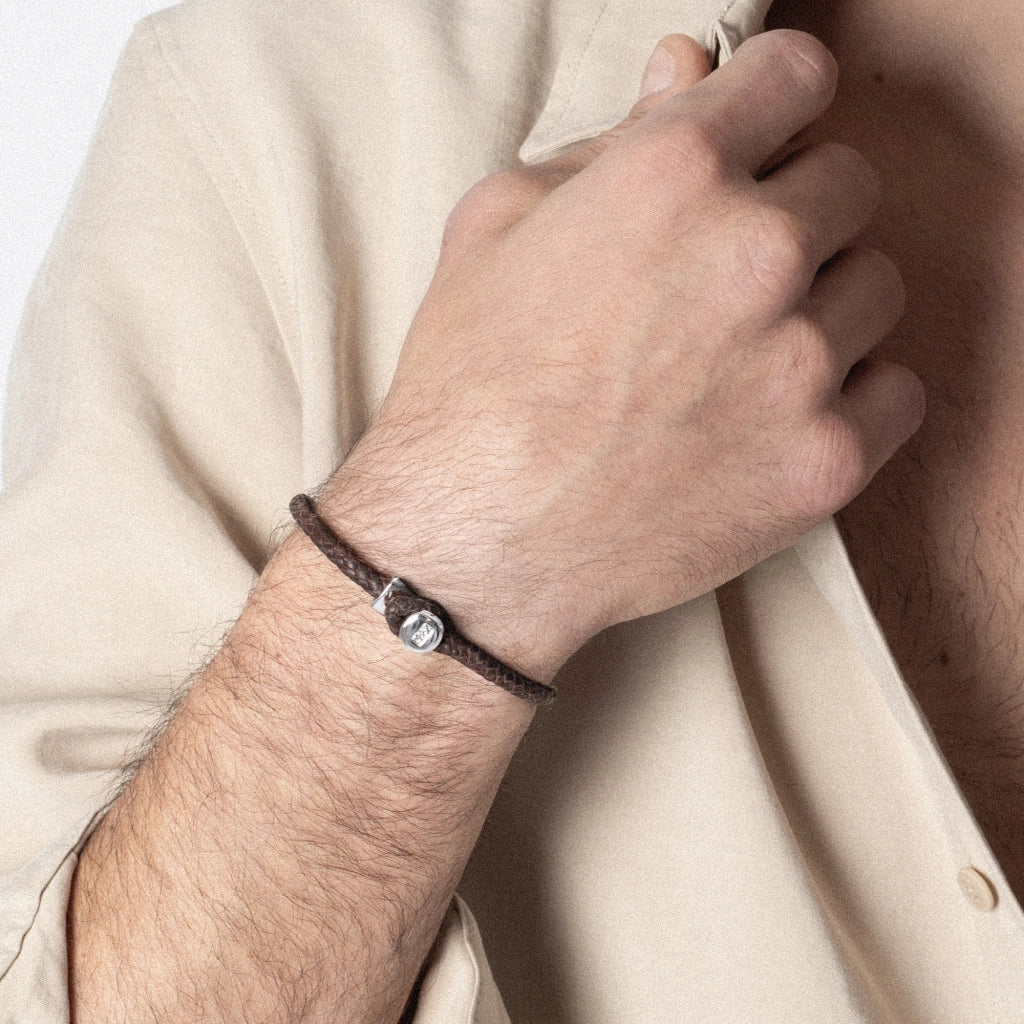 Pulsera de piel natural de borrego en trenza de ocho tiras, con broche en baño de rodio - Joyería y bisutería fina