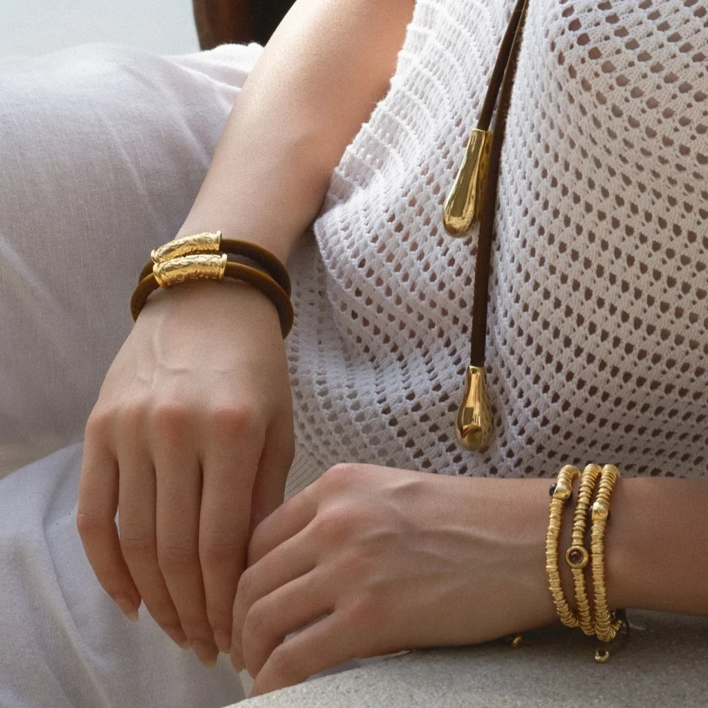 Pulsera Baño de Oro 22K, piel natural nappa, diseño hojas de laurel