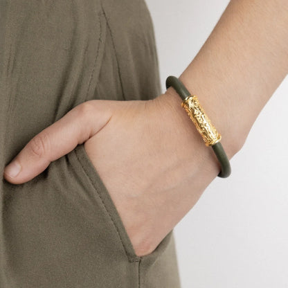 Pulsera Baño de Oro 22K, piel natural nappa, diseño hojas de laurel