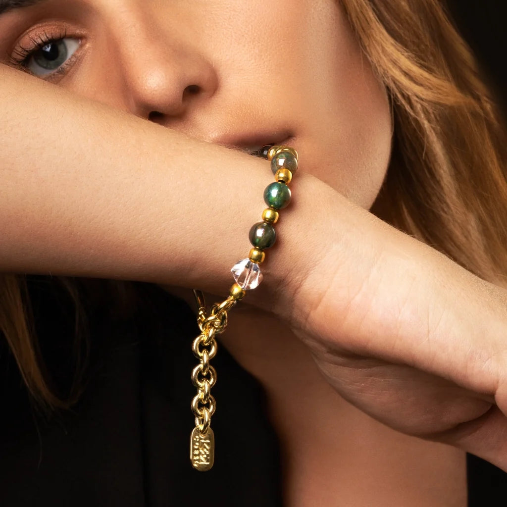 Pulsera ajustable con piedra jade 8mm, ónix 6mm, ágata musgosa 4mm, cuarzo natural, con broche y elementos en baño de oro de 22K - Joyería y bisutería fina