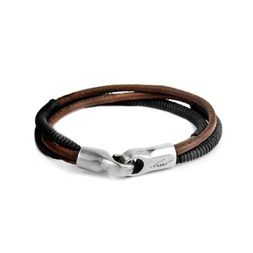 Pulsera para hombre con piel natural de vaca, detalles en hilo encerado y broche en terminado acero - Joyería y bisutería fina