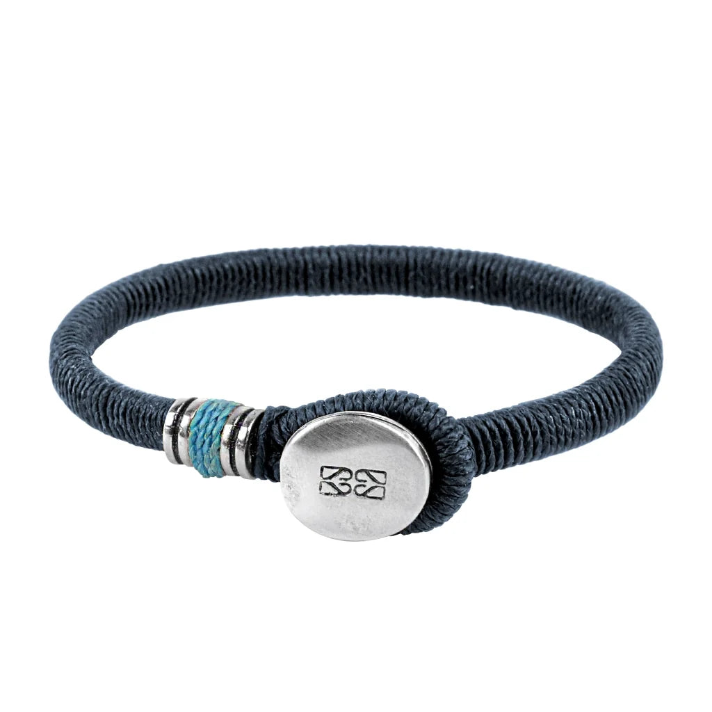 Pulsera unisex con hilo encerado, complementada con un cilindro y un broche de botón en terminado acero. Disponible en 6 colores de hilo. - Joyería y bisutería fina