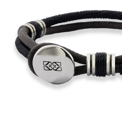 Pulsera para hombre, elaborada con piel natural de vaca, detalles en hilo encerado, cilindros y broche de botón en terminado acero - Joyería y bisutería fina