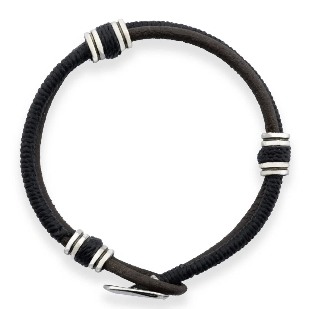 Pulsera para hombre, elaborada con piel natural de vaca, detalles en hilo encerado, cilindros y broche de botón en terminado acero - Joyería y bisutería fina