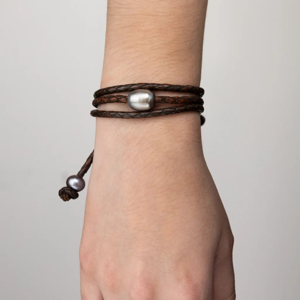 Pulsera/choker de 60cm de piel de borrego en trenza redonda de 4 hilos con 3 perlas tahitianas 8-10mm - Joyería y bisutería fina