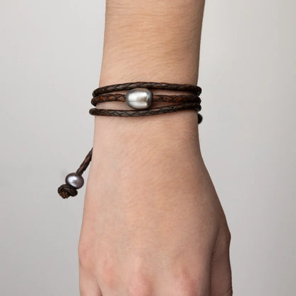 Pulsera/choker de 60cm de piel de borrego en trenza redonda de 4 hilos con 3 perlas tahitianas 8-10mm - Joyería y bisutería fina