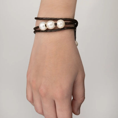 Pulsera/choker de 65cm de piel de borrego en trenza redonda de 4 hilos, con 5 perlas japonesas 8-10mm - Joyería y bisutería fina