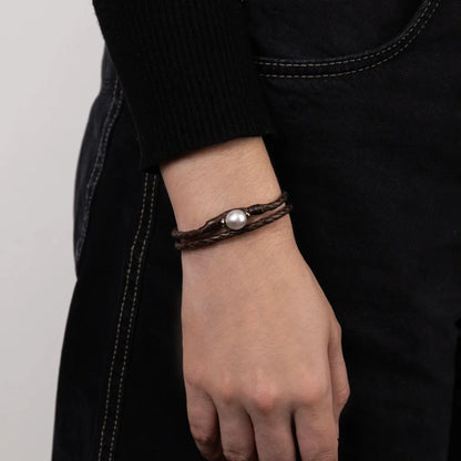Pulsera de piel natural de borrego en trenza doble redonda de 4 hilos, con perla japonesa 8-10mm con detalles en plata .925 - Joyería y bisutería fina
