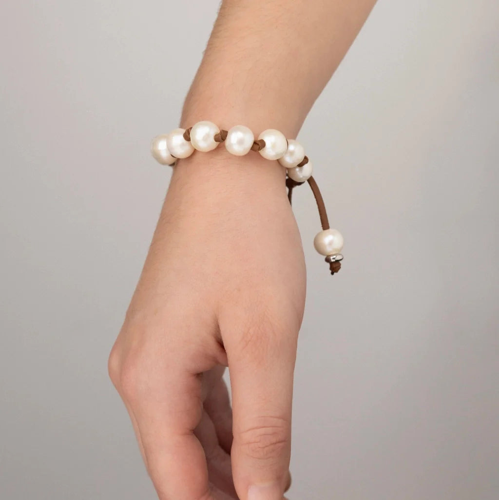Pulsera ajustable de piel natural de borrego con 15 perlas japonesas 8-10mm - Joyería y bisutería fina