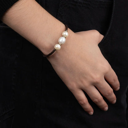 Pulsera de piel natural de borrego en trenza redonda de 4 hilos, con 3 perlas japonesas 8-10mm, con detalles y botón en baño de rodio - Joyería y bisutería fina