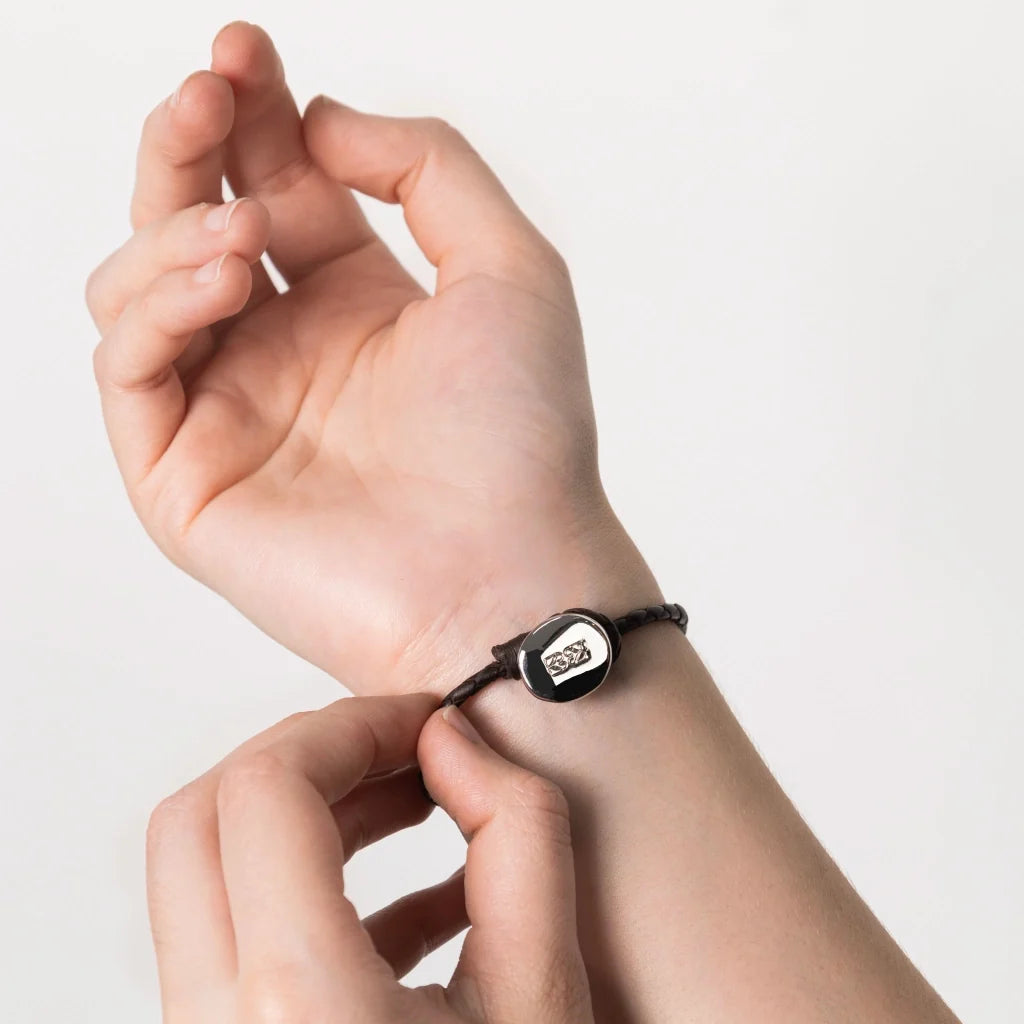 Pulsera de piel natural de borrego en trenza redonda de 4 hilos, con 3 perlas japonesas 8-10mm, con detalles y botón en baño de rodio - Joyería y bisutería fina