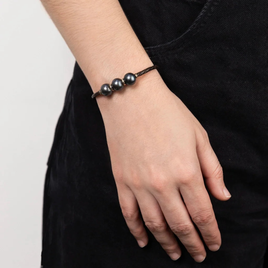 Pulsera de piel natural de borrego en trenza redonda de 4 hilos, con 3 perlas tahitianas 8-10mm, con detalles y botón en baño de rodio - Joyería y bisutería fina