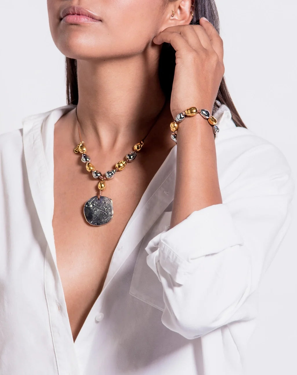 Collar de 34cm de piel de canguro, con real español colonial, con 6 perlas en baño de oro de 22K y 4 en baño de rodio - Joyería y bisutería fina