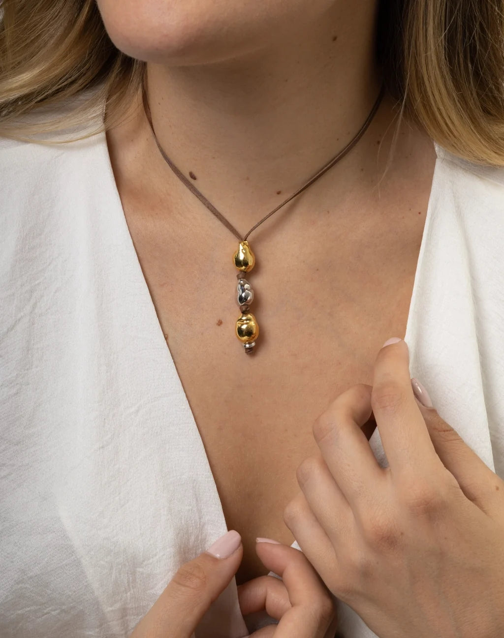 Collar de 31cm de piel de canguro, con 2 perlas en baño de oro de 22K y 2 en baño de rodio - Joyería y bisutería fina