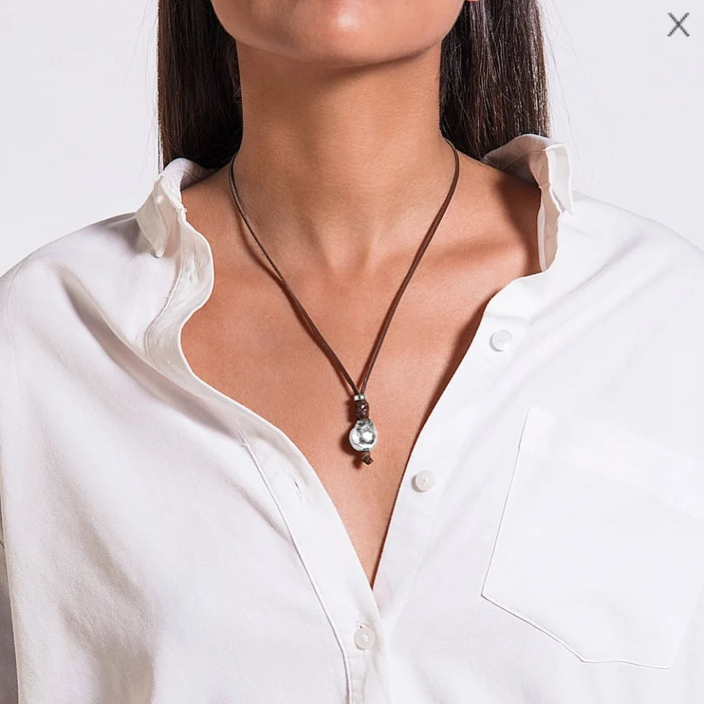 Collar de 35cm de piel de canguro, con una perla en baño de rodio - Joyería y bisutería fina