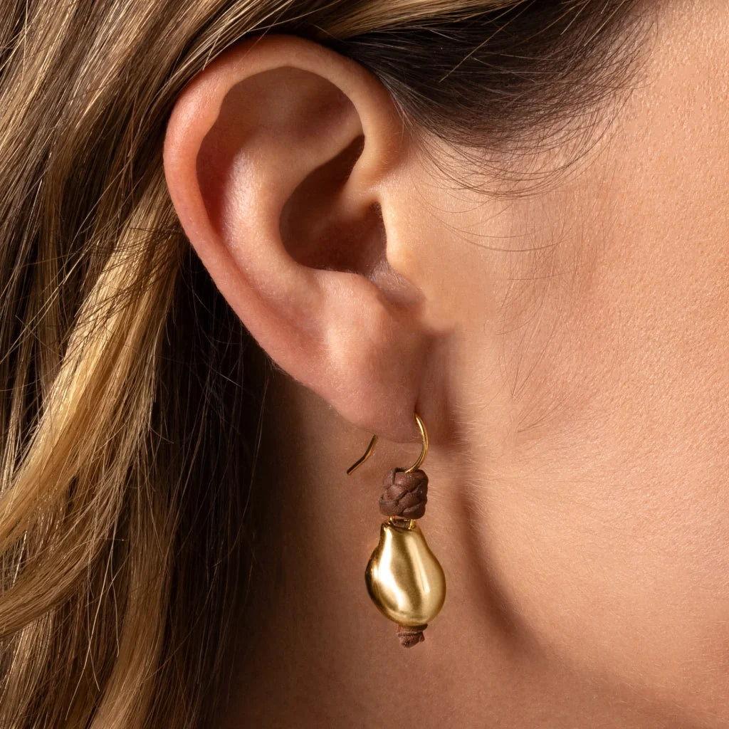 Aretes con gancho en plata .925 y perlas en baño de oro de 22K, con piel de canguro - Joyería y bisutería fina