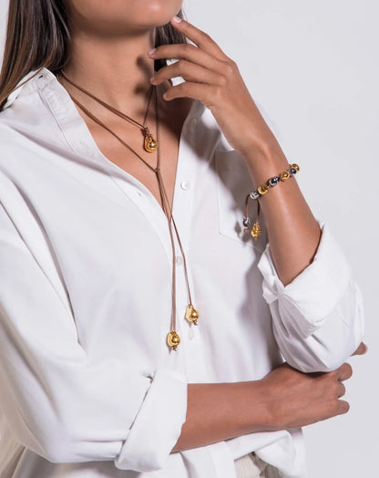 Collar de piel de borrego, con 3 perlas grandes en baño de 22K - Joyería y bisutería fina