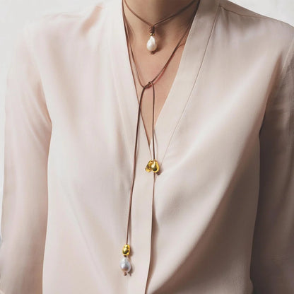 Collar ajustable de piel de canguro, con 2 perlas barrocas blancas australianas 8-10mm, con 2 perlas en baño de oro de 22K - Joyería y bisutería fina