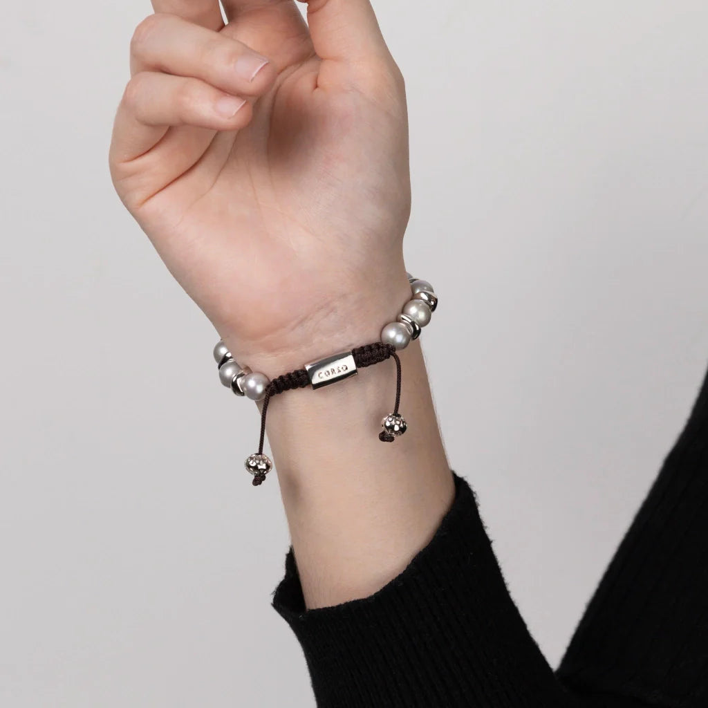 Pulsera ajustable con hilo de seda café, con perlas negras tahitianas 8-10mm con detalles en baño de rodio - Joyería y bisutería fina