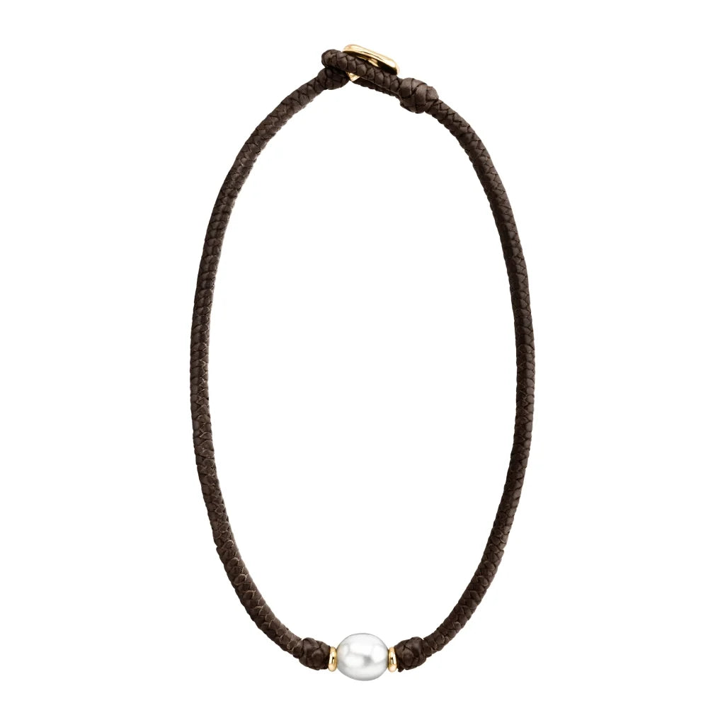 Collar choker de trenza de 4 hilos en piel de borrego, con perla japonesa 8-10mm, con detalles en baño de oro de 22K - Joyería y bisutería fina