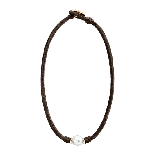 Collar choker de trenza de 4 hilos en piel de borrego, con perla japonesa 8-10mm, con detalles en baño de oro de 22K - Joyería y bisutería fina