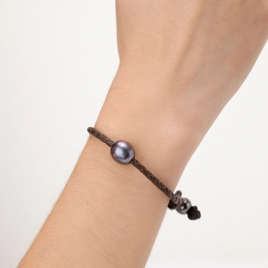 Pulsera de trenza de 4 hilos en piel de borrego, con perla tahitiana 8-10mm, con detalles en plata .925 - Joyería y bisutería fina