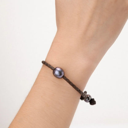 Pulsera de trenza de 4 hilos en piel de borrego, con perla tahitiana 8-10mm, con detalles en plata .925 - Joyería y bisutería fina