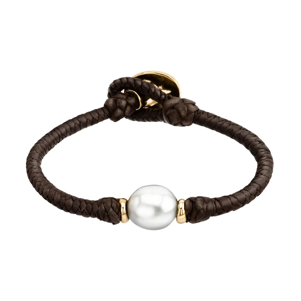 Pulsera de trenza de 4 hilos en piel de borrego, con perla japonesa 8-10mm, con detalles en baño de oro 22K - Joyería y bisutería fina